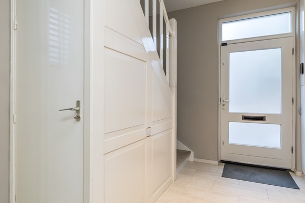 Foto - Verkocht onder voorbehoud: Instapklare gemoderniseerde hoekwoning uit 1920 met 4 slaapkamers, aanbouw met leef keuken en bijkeuken, eigen oprit (2 auto's) en een onderhoudsvriendelijke tuin gelegen op het Zuiden.